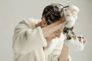 نحوه استفاده صحیح از شامپو تقویتی برای تأثیر بیشتر